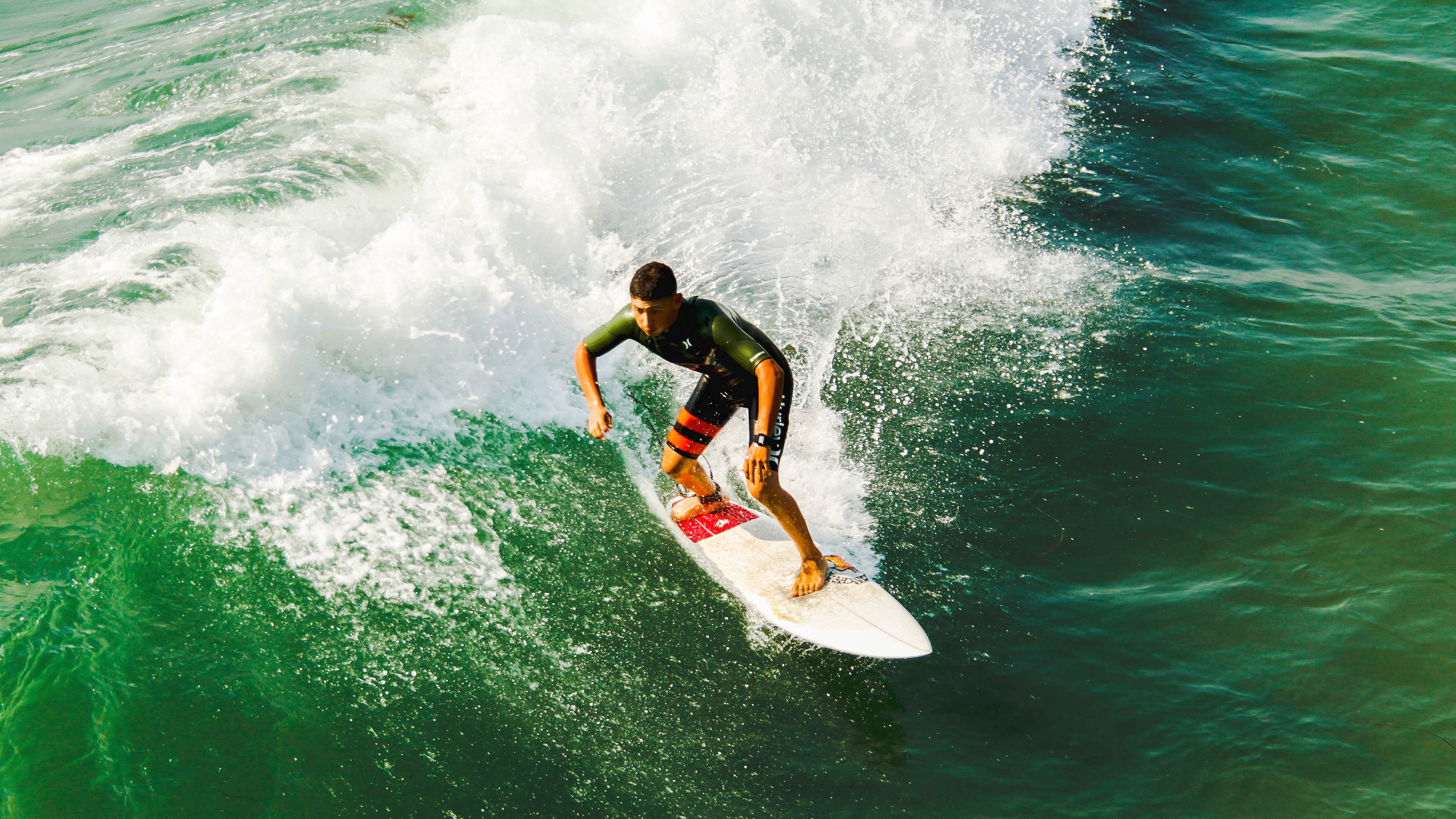 熊猫体育平台-雷霆血拼鹈鹕，福克斯关键时刻站出来，一场西部新贵的生死博弈